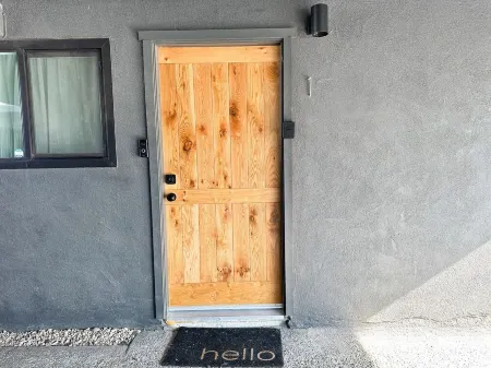 Updated 2-bedroom apartment near Kaiser & 1 mile from HWY 99