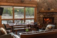 Winter Wonderland Cabin! Sleeps 12! Awesome Hot Tub and Fireplace!