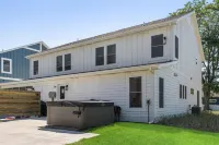 New Vacation Home - 4 Bed/3 Bath w/ Hot Tub & Fire pit - 5 min to beach