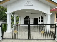 Homestay Ira Jaya - 4 Unit Rumah Hotele w: Sena
