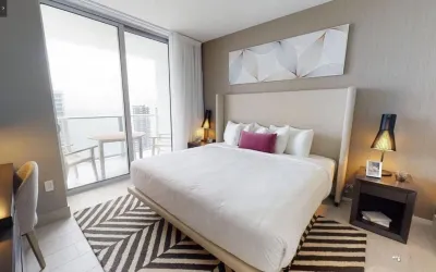 Luxury Condo, Stunning Ocean views, Free Parking!