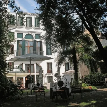 Hotel Palazzo Abadessa Отели рядом с достопримечательностью «Санта-Кроче»