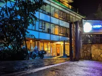 โรงแรม 100 Petals - Gangtok ตั้งอยู่ห่างจาก MG Marg 12 นาที โรงแรมใกล้Banjhakri Falls and Park
