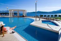 The Royal Kelowna - Bellstar Hotels & Resorts - Pools