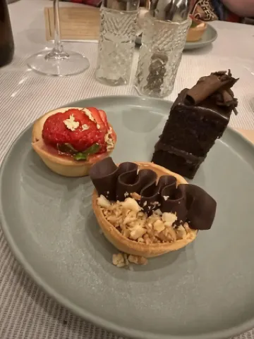 Beachmere Palms Motel Отели в г. Кабулчер