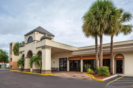 Days Inn & Suites by Wyndham Orlando Airport