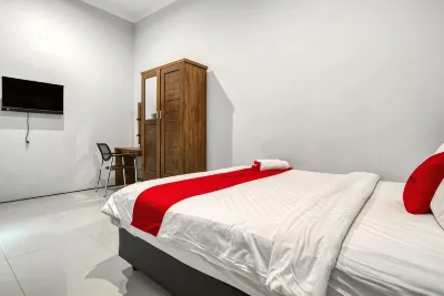 RedDoorz Near Surabaya Zoo Hotels in Sawahan