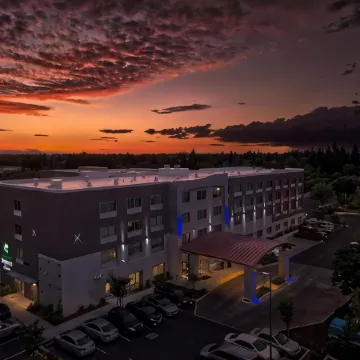 Holiday Inn Express & Suites CHICO by IHG