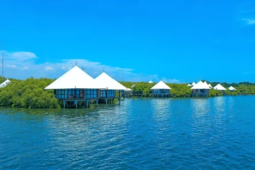 BeeJay Bakau Resort Hotels in Mayangan