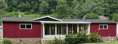 Firehouse Bandits Houses Отели в г. Логан