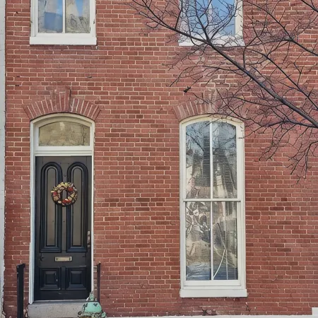 Charming 2-bedroom Baker Park townhome with WiFi, parking and patio in downtown