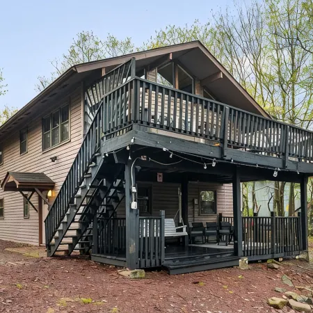Summer Escape! Lake&Beach Access ~ HotTub ~ Pool Table