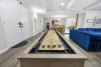 Luxury Escape - Pool, Hot Tub, Arcade, Games, BBQ & Outdoor Lounge!