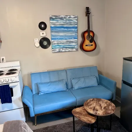 The Back House - Midtown Memphis Guest House with Private Entrance & Backyard