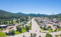 Mountain Peaks Inn, OLD BALDY MTN SUITE, Downtown Hill City - Hytter