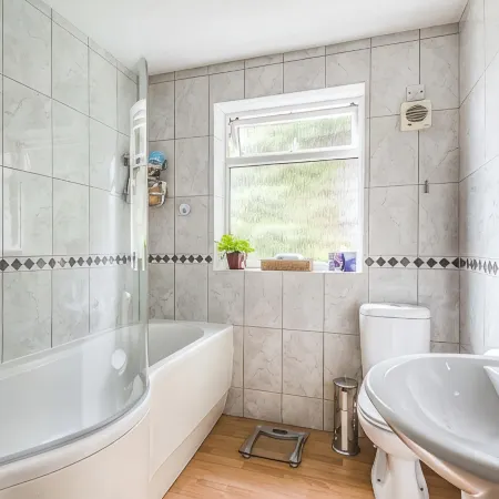 Central Large House close to Heathrow