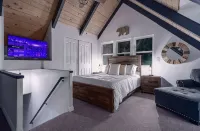 Cozy Cabin Retreat w/Hot Tub+Fire Pit+ AC+Games+EV+BBQ