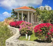Spacious Family-Friendly Retreat with Private Beach & Stunning Ocean Views.