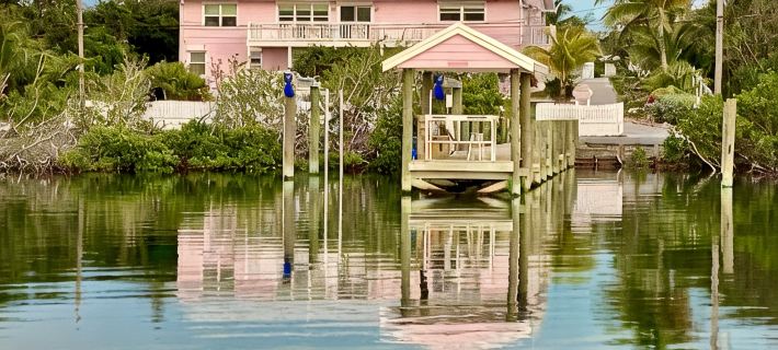Pink Bikini Island Cottage with a dock on Black Sound Hotels in Green Turtle Cay