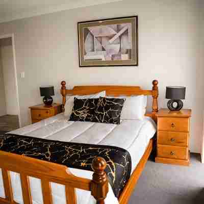 Coastal Lifestyle for the Whole Family! Just a 10 Minute Walk. Beach Life! Rooms