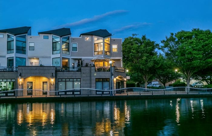 Gorgeous Lake Front Home, Central Location