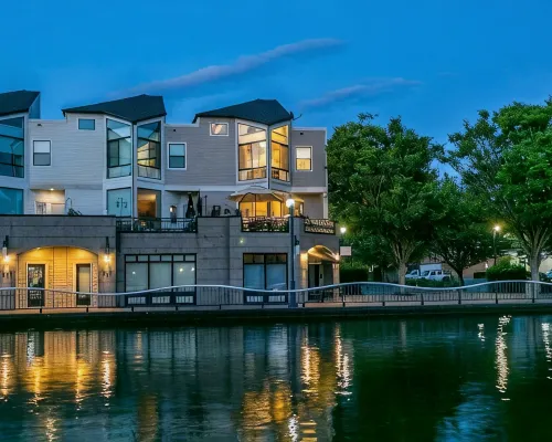 Gorgeous Lake Front Home, Central Location Hotels in Tualatin