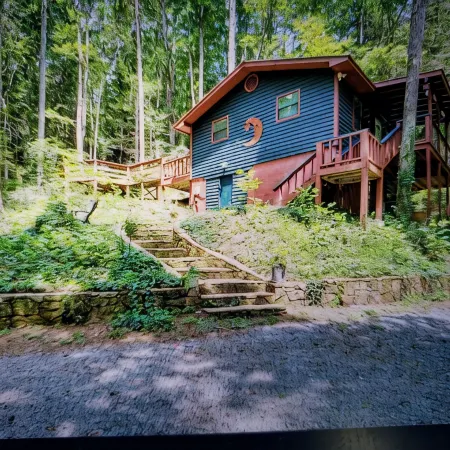 Charming 2-bedroom cabin with WiFi, AC in enchanting Blairsville