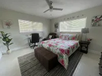Clean and modern 2/2 pool home, only 7 min. to beach, walking distance to shops Hotels in Oakland Park