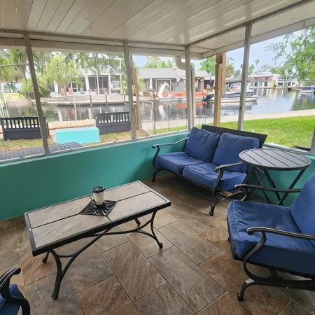 Tiki Tropical Retreat - directly on the clear Weeki Wachee River (not a canal)