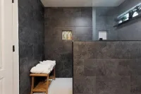 Flower Street House: Pool, Spa, Golf! - Homestays