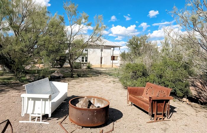 Dickson Marfa House - Spacious 7-Bedroom Vacation Rental + Events