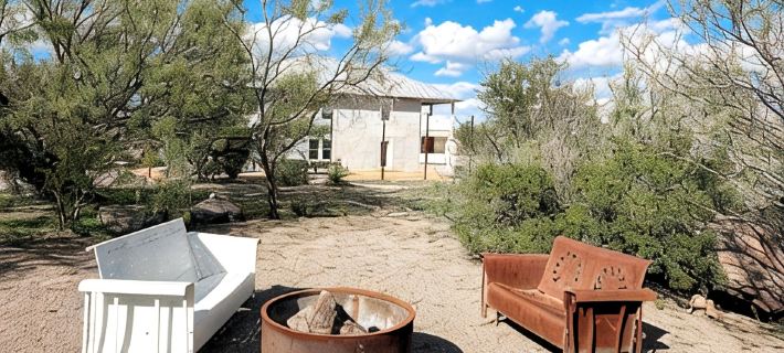 Dickson Marfa House - Spacious 7-Bedroom Vacation Rental + Events Hotels in Marfa
