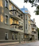 Mr.Just's Hotel - С бассейном