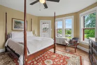 Gettysburg Home sleeps 10 with parking and Game Room.  Just off the square. - บังกะโล