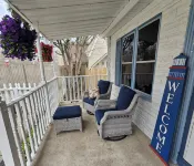 Paradise found in this charming 2-bedroom house on Lake Erie Waterfront - Homestays