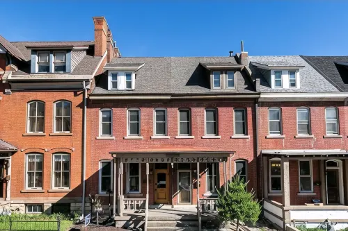 DOWNTOWN HISTORIC BLUFF HOME in DUBUQUE - Homestays