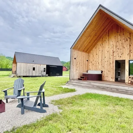 Knob Hill at Three Suns Cabins