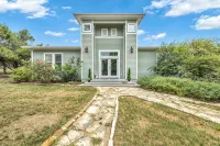 Gorgeous 6br Villa in Lovely Austin wt Massive Pool & Hot Tub + Goats & Chickens - 4-Star