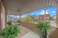 Charming 3-bedroom For Big Families in fabulous Cleveland with AC, WiFi - balcony