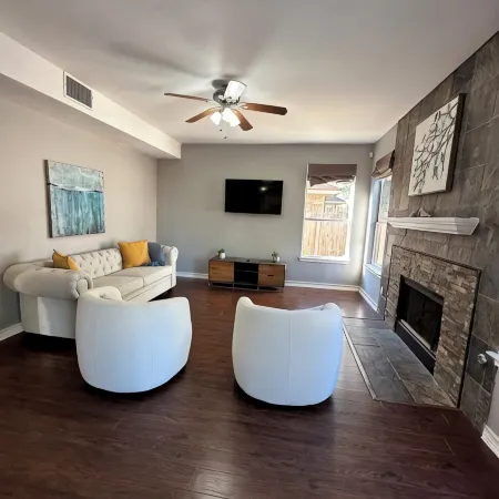 Spacious 4-bedroom house in charming Round Rock with WiFi, AC