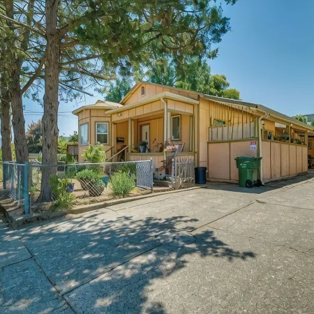 Stylish, Eclectic two bedroom Retreat Near Downtown & Redwood