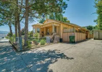 Stylish, Eclectic two bedroom Retreat Near Downtown & Redwood