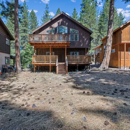 Modern luxurious 3 brm Lake Retreat. 10 mins to ski resorts. Family Friendly