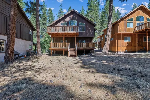 Modern luxurious 3 brm Lake Retreat. 10 mins to ski resorts. Family Friendly - 3-Star