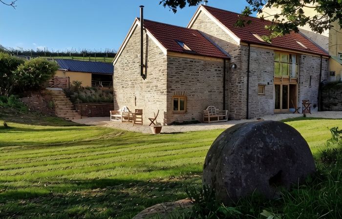 2 bed Barn, open living space , pet friendly, rural, with easy access from M4
