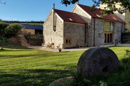 2 bed Barn, open living space , pet friendly, rural, with easy access from M4