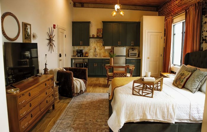 The 1935 Historical Alexander Hotel/ The Chassedi Suite
