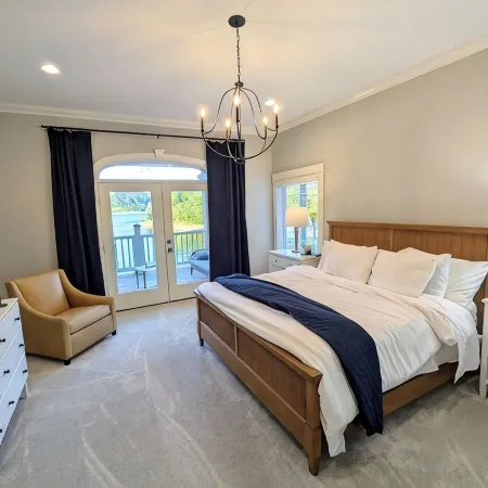 900ft of water frontage: Private Spacious Luxury Waterfront Point @ Smith Lake!