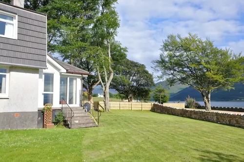 Lochside with beach access uninterrupted views of spectacular Highland Mountains - 3 stjerner