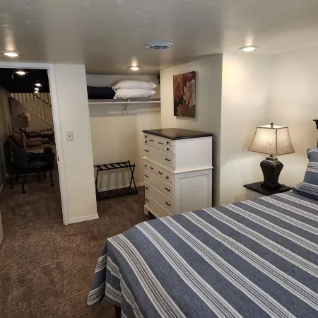 Cozy & Cheerful Home-2 Levels of Comfort!